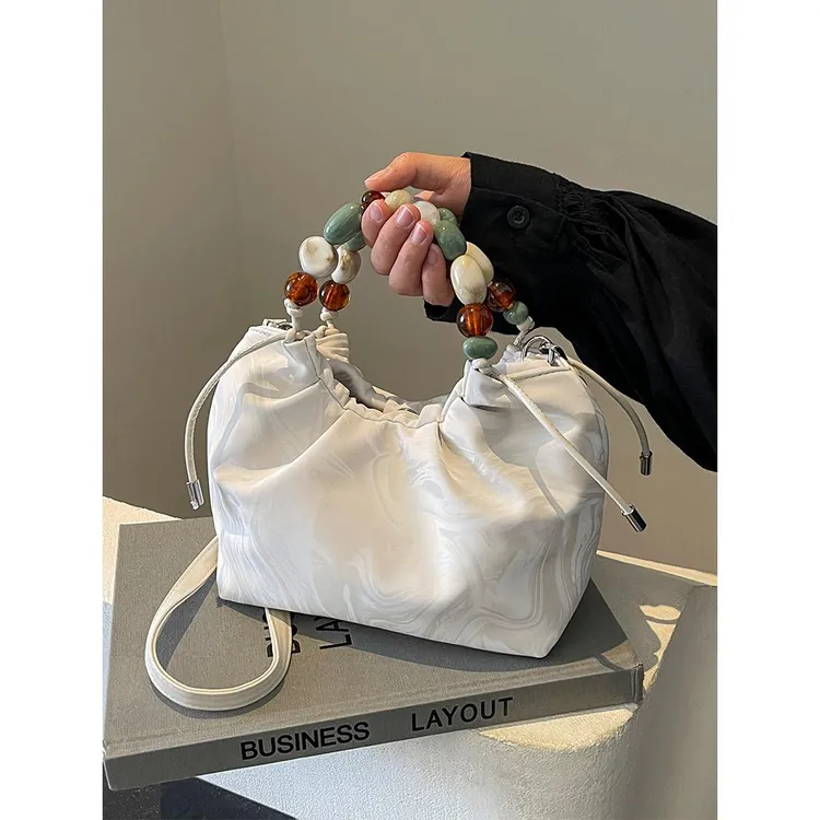 新中式包包女2025新款夏天百搭国风斜挎包时尚超火串珠手提水桶包