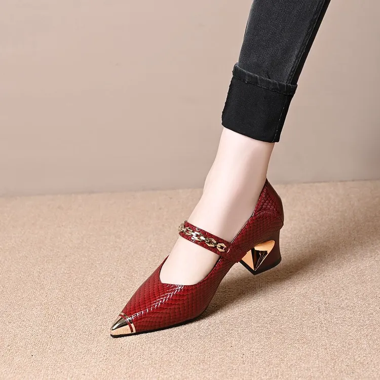 粗跟真皮浅口单鞋2025春秋新款金属尖头一字带舒适百搭时尚粗跟鞋