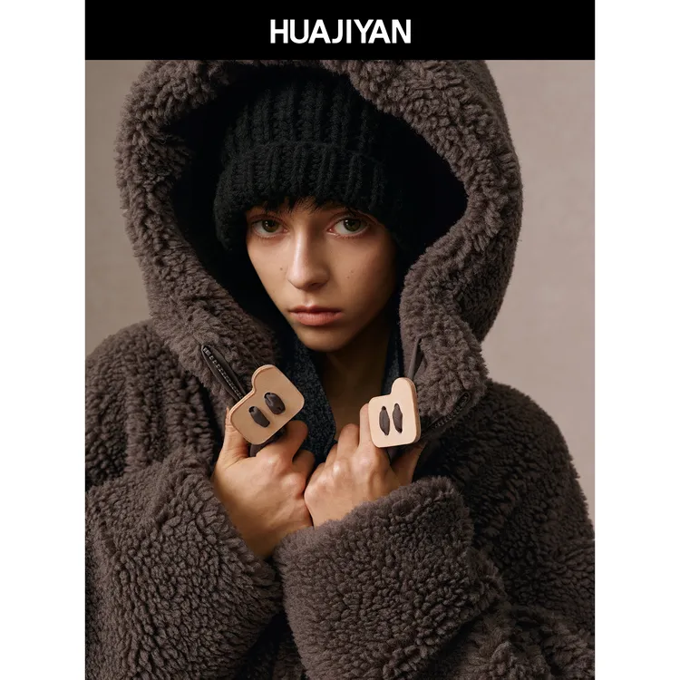 华吉言/HUAJIYAN【抱抱熊】羊毛混纺牛皮皮袢宽松连帽摇粒绒外套