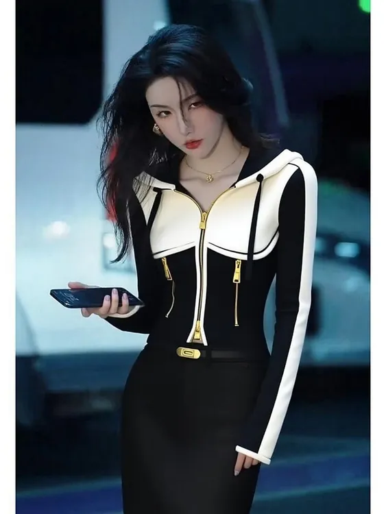 今年爆款黑白撞色加绒连帽卫衣女款2024冬季休闲百搭收腰显瘦外套