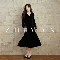 至漫ZHIMAN 重工丝绒V领钻扣灯笼袖收腰法式连衣裙2024年秋冬款女
