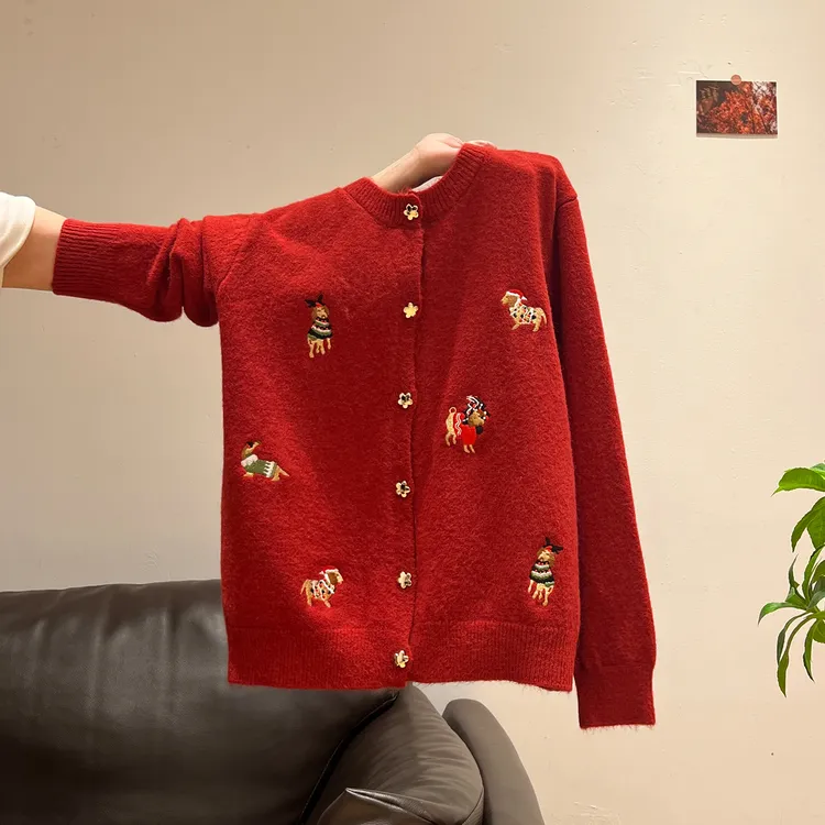 夏珍红色毛衣新年穿搭氛围感针织开衫女2025秋冬新款卡通刺绣外套