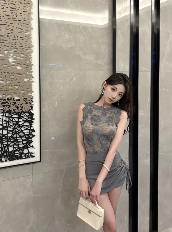 实拍实价纯欲挂脖修身气质别致蕾丝显瘦背心上衣抽绳短裙女套装