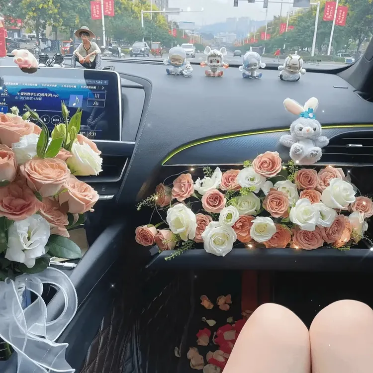 副驾驶车门鲜花到店布置副驾驶花束布置玫瑰副驾驶鲜花生日惊喜