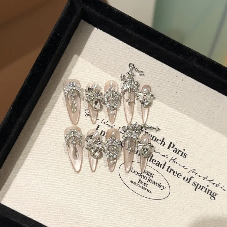 纯手工穿戴甲高级感重工满钻秋冬季猫眼美甲显白长款轻奢华假指甲