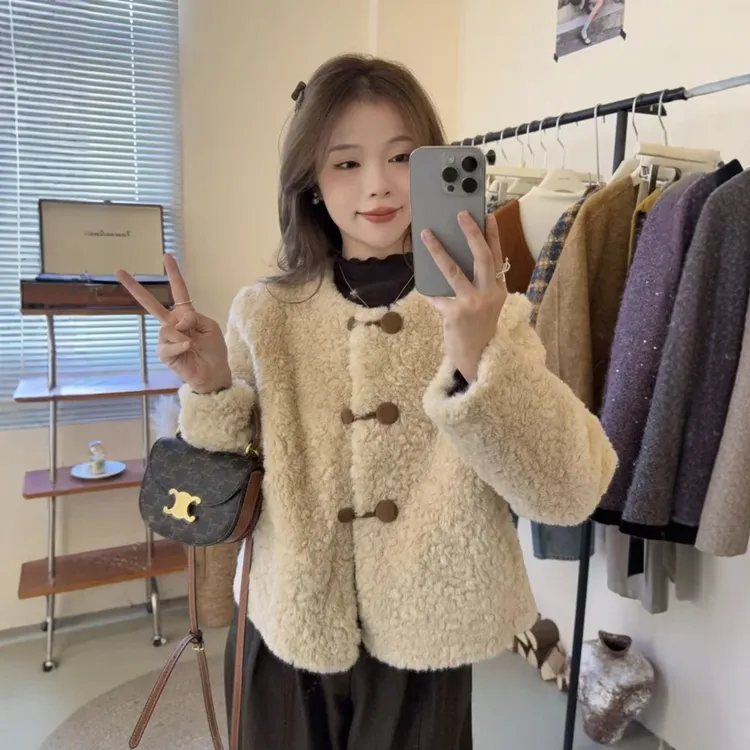 小香风短款毛毛外套女冬季2025爆款小个子时尚加厚毛毛一体上衣