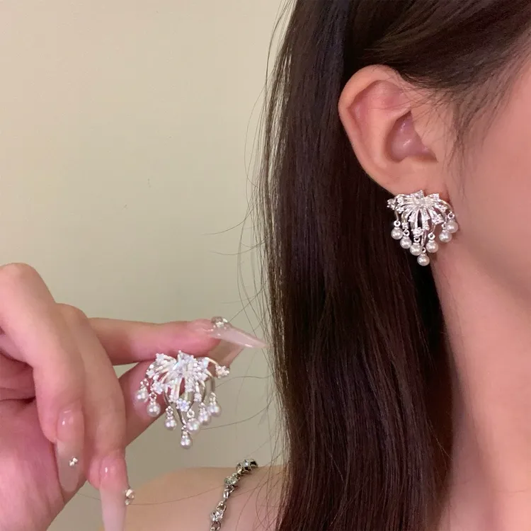 铜合金锆石耳饰 秋冬轻奢闪锆烟花珍珠耳环女气质高级感耳针耳饰