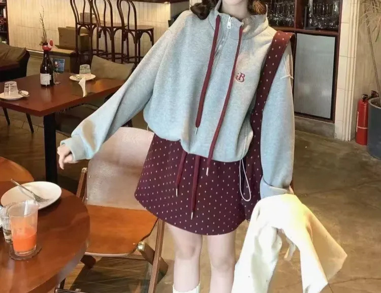 甜美风半高领卫衣搭配波点高腰短裙包包套装