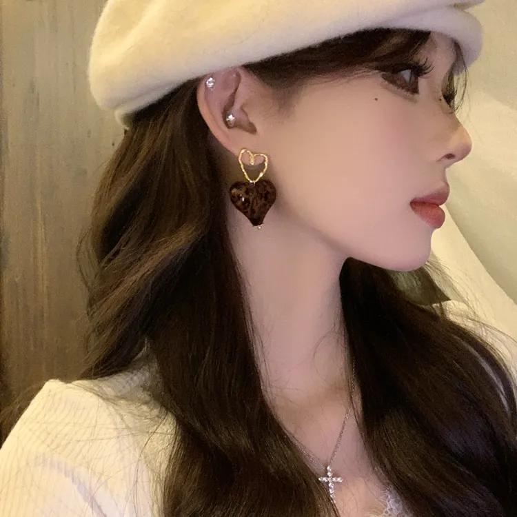 铜合金耳饰 复古时尚秋冬甜酷风豹纹爱心耳环精致大气高级耳饰