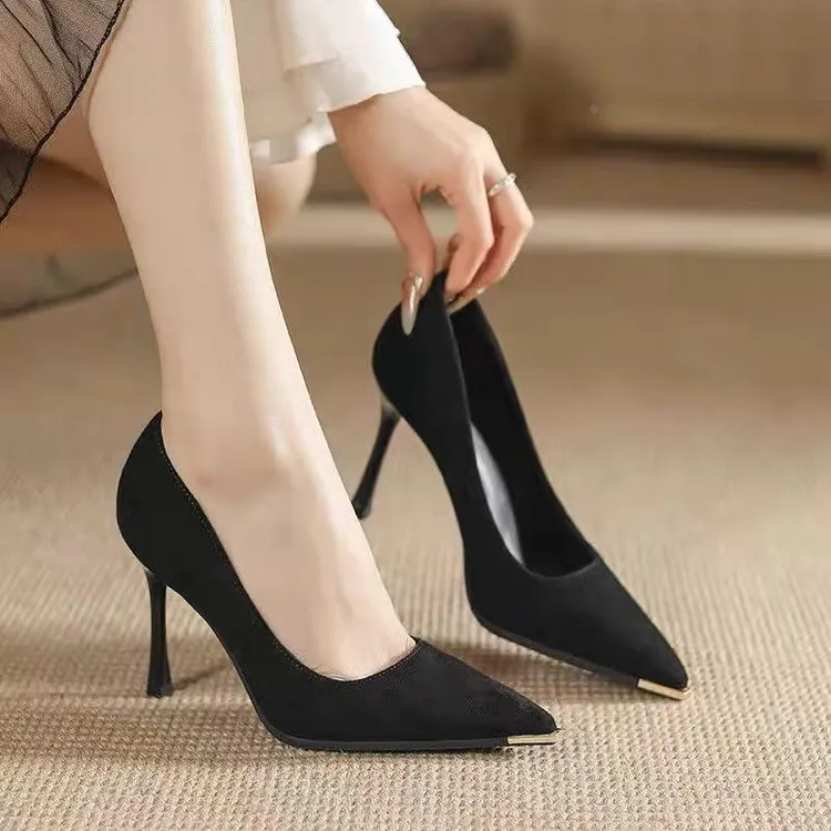 黑色绒面高跟鞋女2025春秋新款金属尖头细跟浅口名媛职业工作单鞋