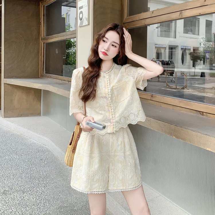 浅黄色重工刺绣套装女小个子2025夏新款法式蕾丝上衣阔腿裤两件套