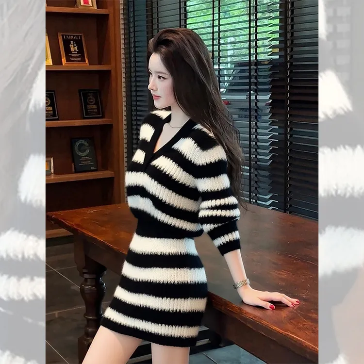 漂亮出片衣服撞色条纹收腰高级感V领针织连衣裙内搭短裙女装秋冬