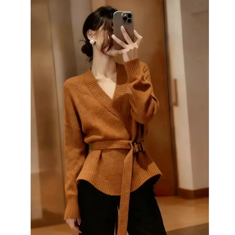 高端焦糖色V领毛衣女2025显瘦时尚休闲显瘦设计感系带针织衫上衣