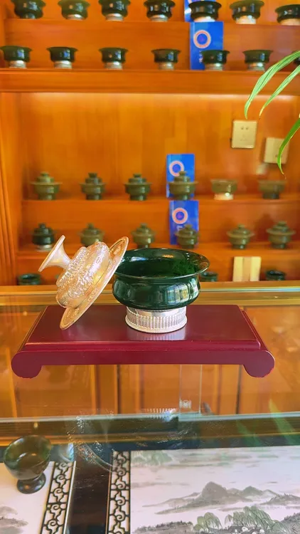 仁布玉：墨绿茶杯加盖