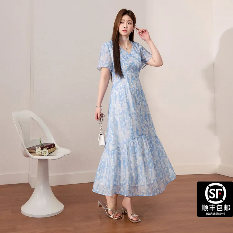 蓝语大码女装度假风v领蓝色碎花连衣裙2025夏季显瘦漂亮a字裙