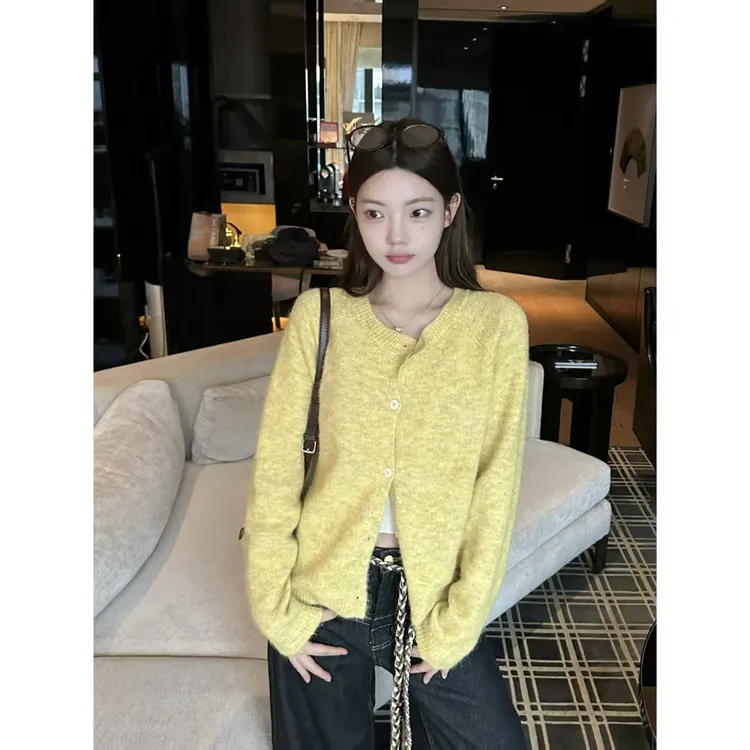 温柔少女~秋季高级感超好看的鹅黄色慵懒风针织开衫外套H570