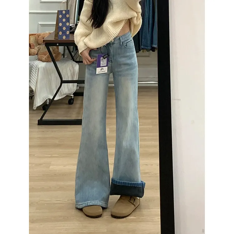 浅蓝色弹力微喇叭牛仔裤女2025秋冬加绒新款宽松显瘦不贴腿马蹄裤
