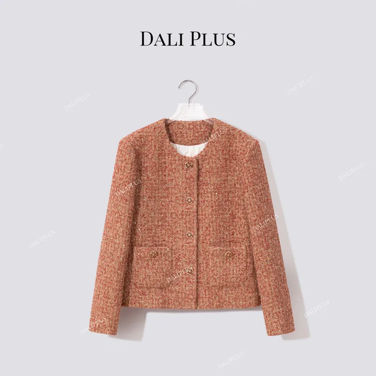 DALI PLUS“石榴红新年年服95鹅绒”羊毛小香风羽绒服-D5SS7340