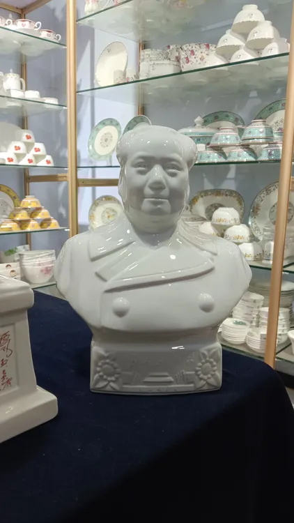 手绘瓷像 微瑕尾单 半身像陶瓷像 像摆件 红色收藏高29厘米宽24