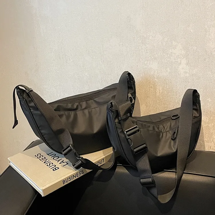 2025新款皮膜防水饺子包日系通勤单肩斜挎包户外骑行包休闲月牙包