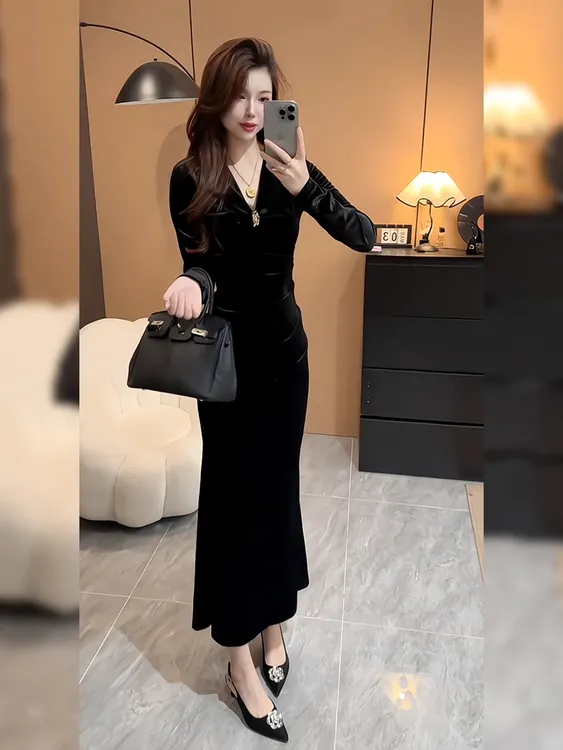 法式赫本风丝绒V领连衣裙女秋季新款高级感名媛气质收腰鱼尾长裙