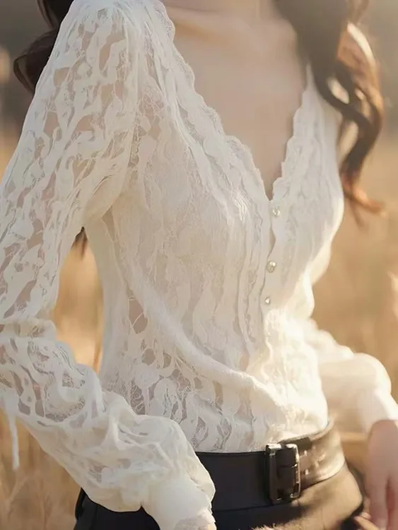 SS784法式独特别致时尚洋气冷淡系小众轻奢高级感白色蕾丝V领衬衫