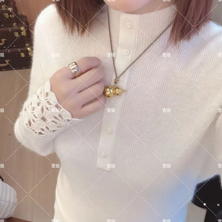 雪姐服饰「袖口蕾丝毛衣」新款针织立领袖口镂空纽扣高级感气质毛衣