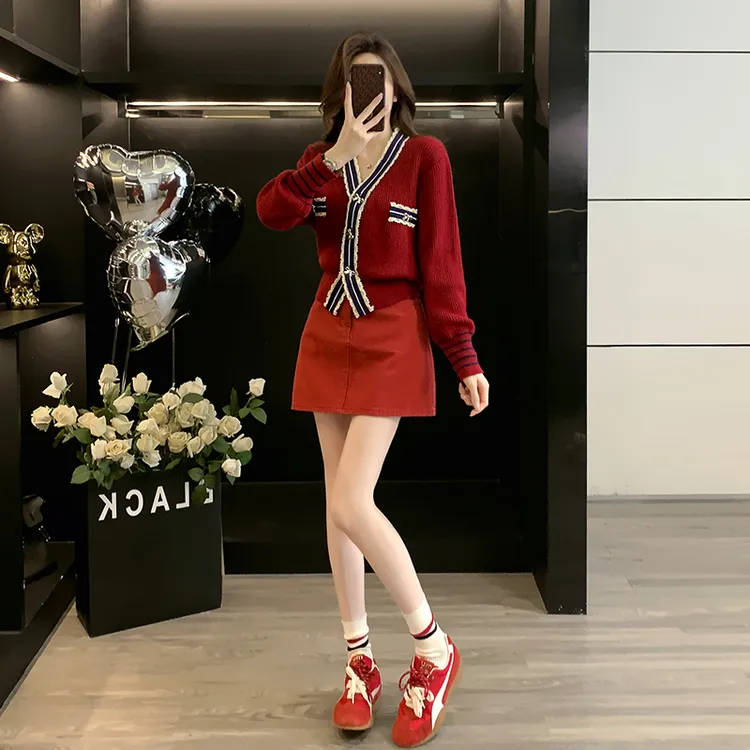 气质穿搭一整套女2025秋洋气v领拼色针织长袖上衣红色短裙两件套