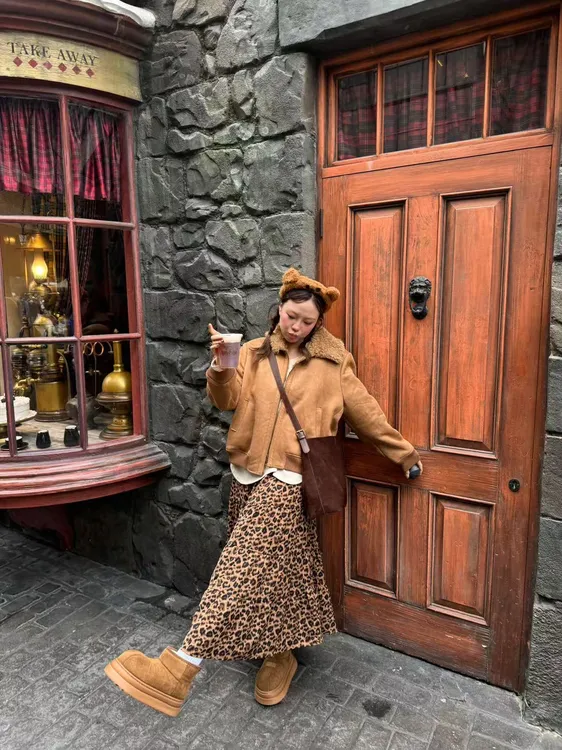 拉链长袖短款常规款棕色系通勤风浅棕色时尚翻领外套