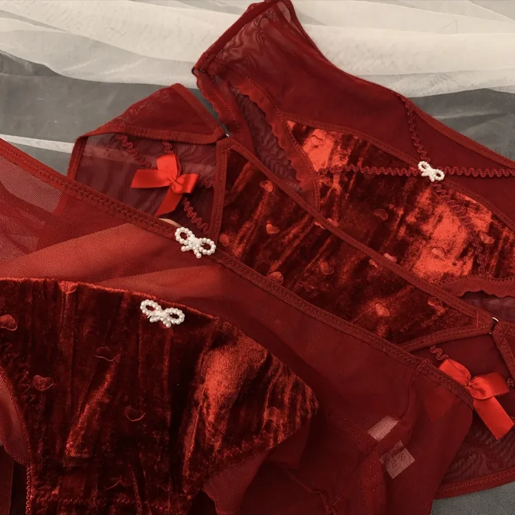 中腰女士三角蕾丝本命年红色纯欲风透气亲肤包臀内裤