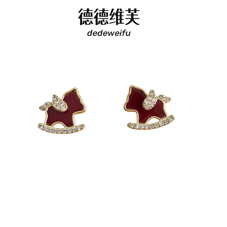 德德维芙 铜合金合成锆石耳饰 红色小马本命年新款高级感时尚耳钉