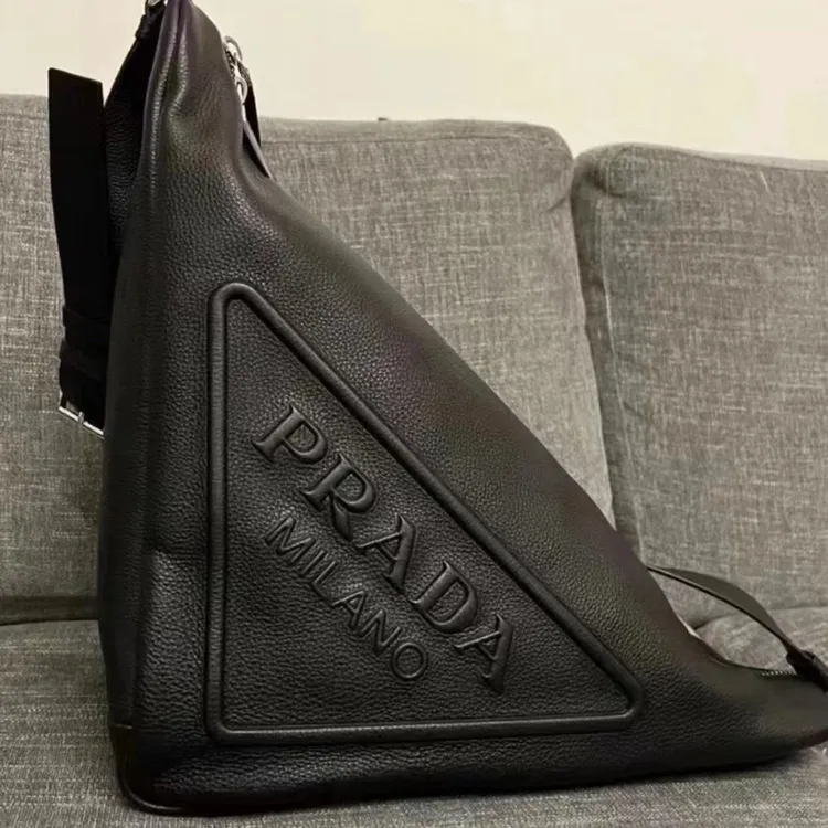 99新 Prada/普拉达 黑色 大号triangle全皮三角包 57*30