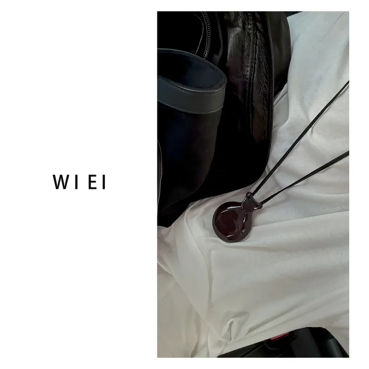 《WI EI》音乐之镜*LEM’牛皮绳时髦高级可打开双面镜吊坠 W25211096