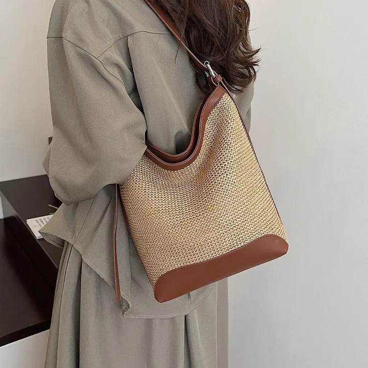 海边度假时尚百搭编织沙滩包包女2025夏季新款简约斜挎草编水桶包