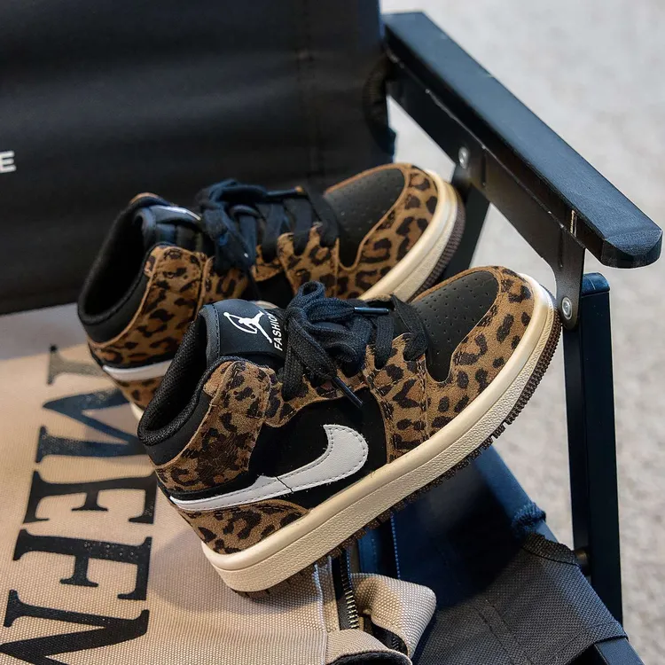 儿童2025年秋冬新款豹纹板鞋男童鞋运动鞋真皮加绒二棉女童板鞋