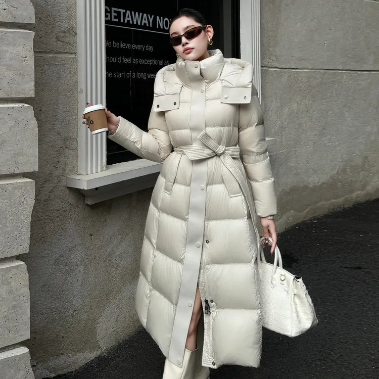 2025冬季新款泡芙感90%白鸭绒过膝长款收腰显瘦连帽羽绒服女外套
