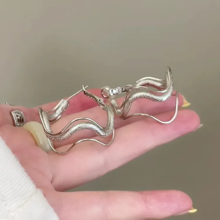 合金耳饰 银色磨砂波浪耳圈轻奢小众气质耳扣新圆圈耳环秋冬耳饰