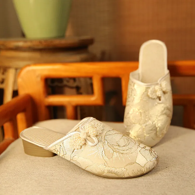 春季民族风绣花鞋低跟旗袍搭配汉服鞋老北京布鞋复古居家外出拖鞋