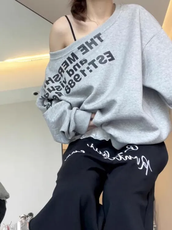 灰色卫衣宽松印花设计感绝美斜肩上衣女显瘦露肩春季美式慵懒初春