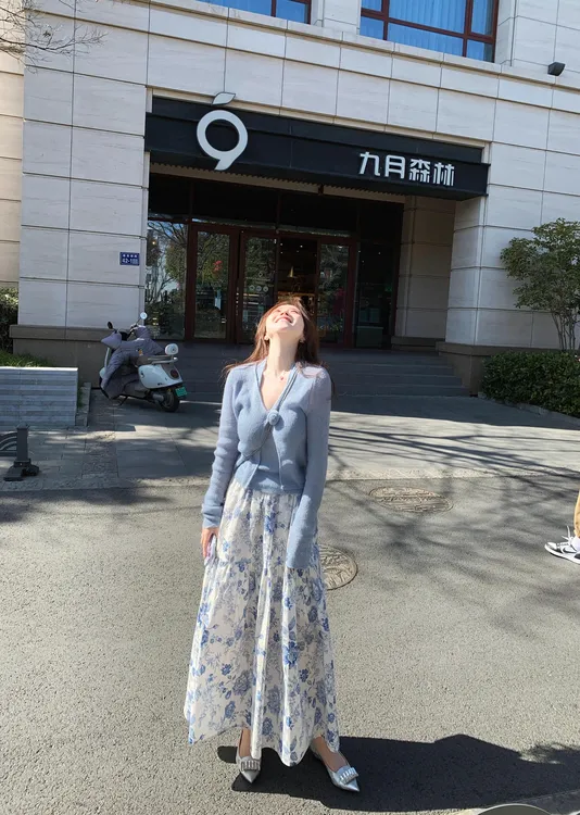 【蓝风铃】时尚新款蓝色针织上衣搭配蓝色花朵松紧半裙优雅高级套装