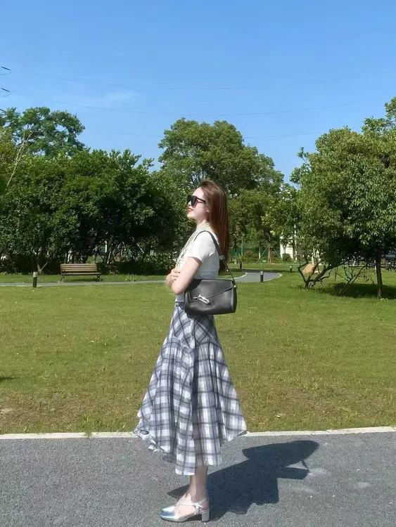 2025夏季新款韩系简约温柔风斜短袖T恤女露肩上衣百搭半身裙