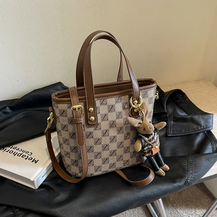 耐磨防刮时尚女士轻奢风斜挎包肩包水桶包单肩格子老花手提包包