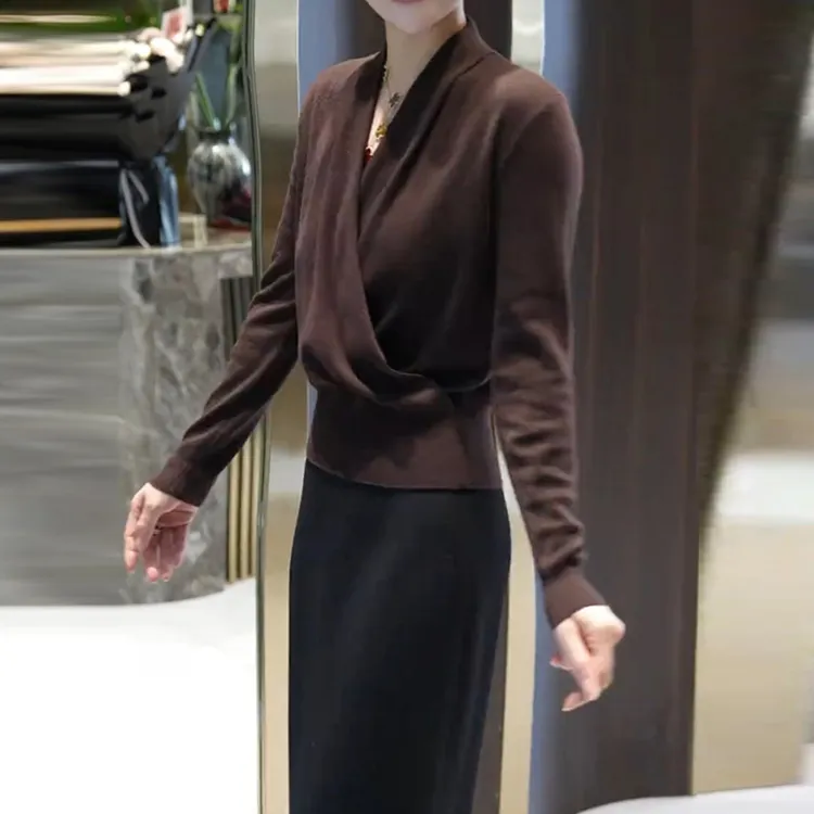 秋季高级感交叉V领短款针织衫女2025新款秋装巨好看轻熟上衣早秋