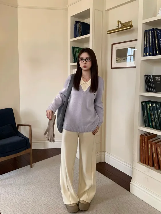 V领拼接刺绣小熊毛织上衣2654