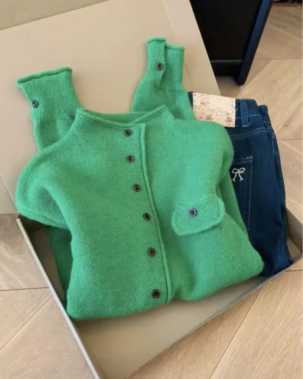 时尚休闲口袋盖纯色针织开衫女秋冬新款设计感多扣子高领外穿上衣