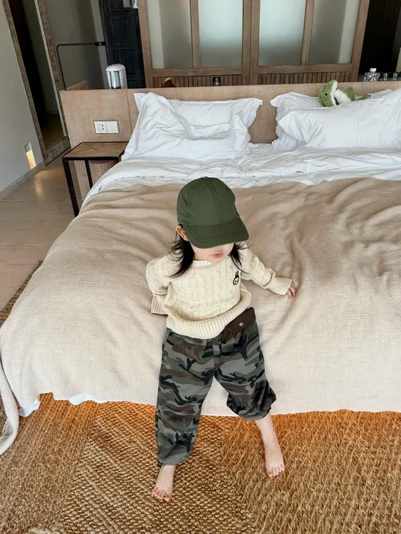 《小思家》2025早秋新款童装卡通图案麻花毛衣上衣军绿工装裤套装