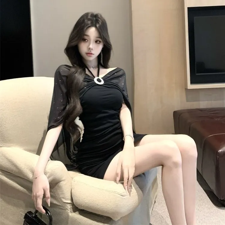 纯欲风露背挂脖抹胸连衣裙女夏季高级感修身裙子黑色收腰包臀短裙