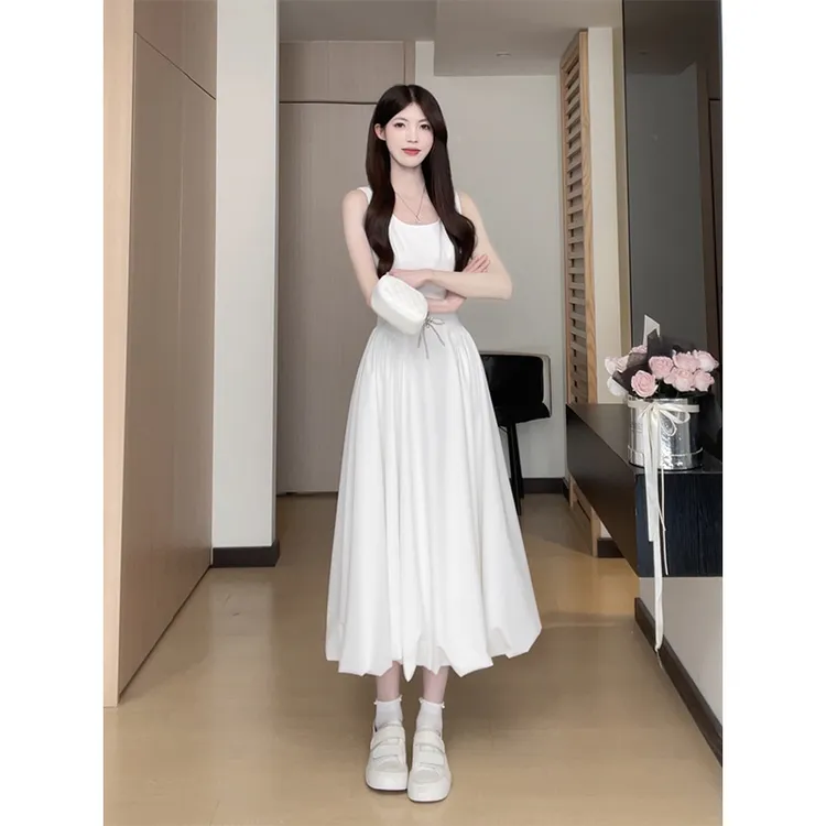 千金清冷感贵系白色吊带连衣裙女夏季清冷厌世收腰显瘦花苞长裙子