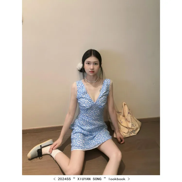 韩系蓝色清新碎花v领背心连衣裙女夏季修身度假风纯欲慵懒风女装