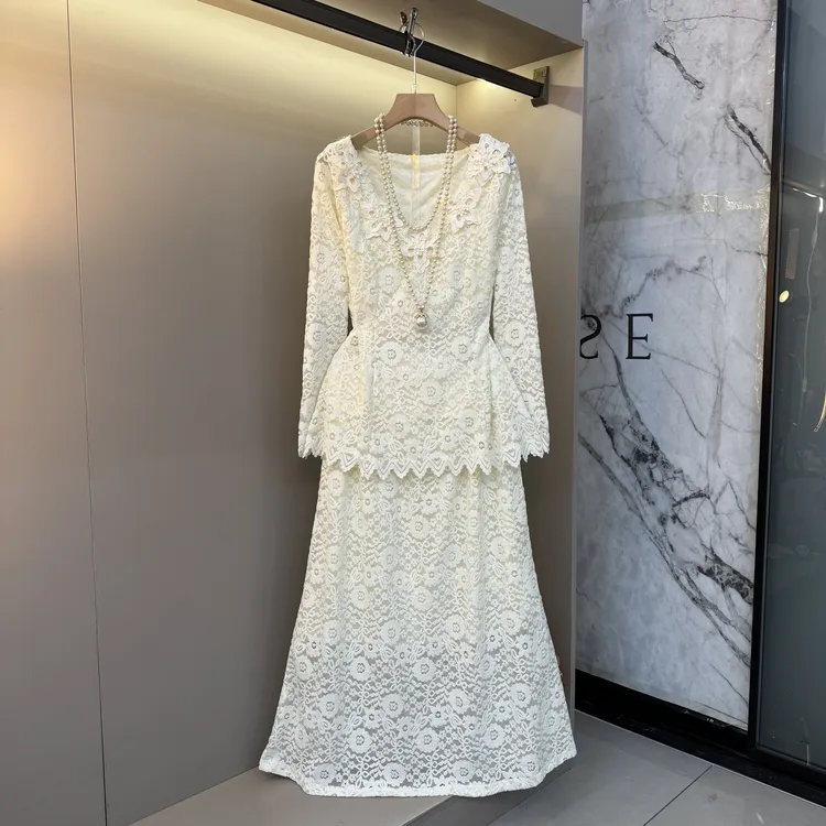 2025秋冬显瘦欧货大码复古蕾丝镂空花朵时尚上衣+半裙套装6009